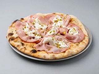 Pizza Foccacia Con Mortadela, Burrata y Pistachos (32 Cm.)
