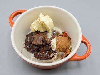 Brownie Fundente con Helado de Vainilla