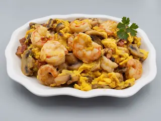 Revuelto de setas y gambas
