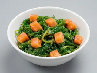 66. Wakame Con Salmón