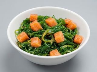 66. Wakame Con Salmón