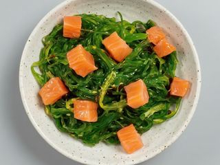 66.Wakame Con Salmón