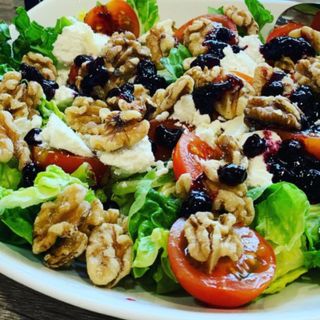 Ensalada de Rulo de Cabra, Arándanos y Miel