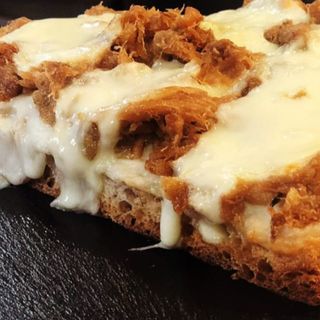 Tosta De Chicharrones Con Queso Del País