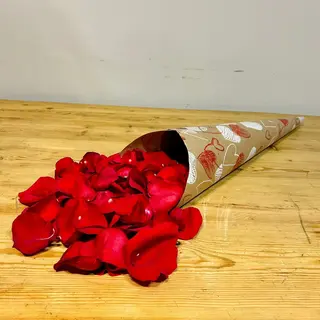 Cucurucho con pétalos de rosas rojas