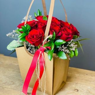 12 Rosas Rojas En Kraft - San Valentín