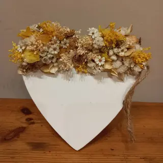 Corazón de madera con flors seca silvestre