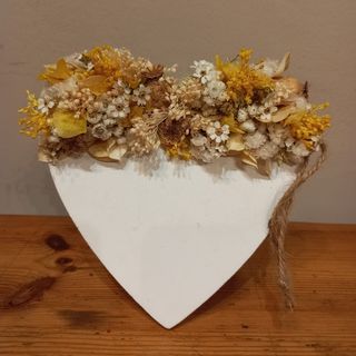 Corazón de madera con flors seca silvestre