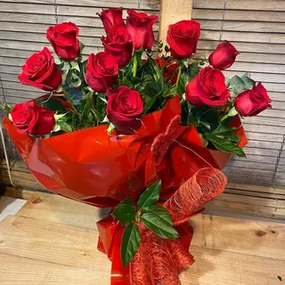 Ramo De 12 Rosas Rojas De Tallo Largo