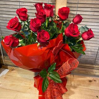 Ramo De 12 Rosas Rojas De Tallo Largo