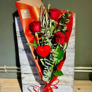 Ramo de 3 Rosas con corazón - San Valentín