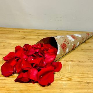 Cucurucho con pétalos de rosas rojas - San Valentín
