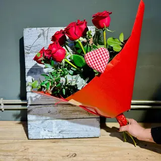 Ramo de 6 Rosas con corazón