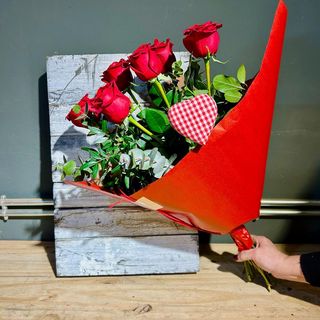 Ramo de 6 Rosas con corazón