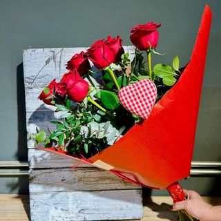 Ramo de 6 Rosas con corazón - San Valentín