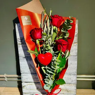 Ramo de 3 Rosas con corazón