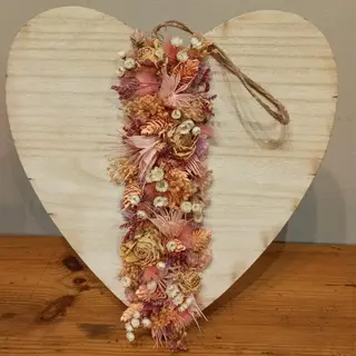 Corazón de madera con flors seca