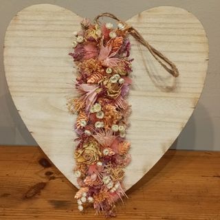 Corazón de madera con flors seca