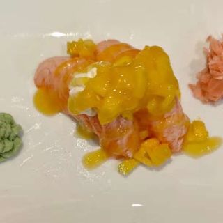 912. Nigiri salmón flambeado con queso y mango (2uds)