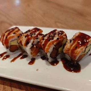131. Omega roll con salmón flambeado 8uds