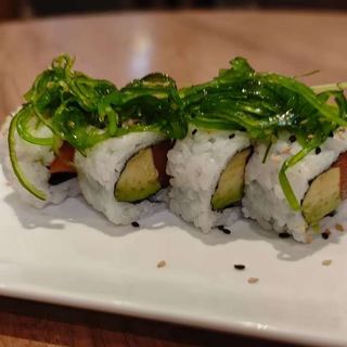 132. Uramaki salmón aguacate con wakame encima 8uds