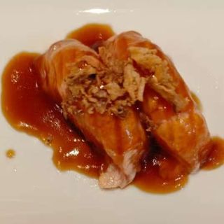 911. Nigiri de salmón flambeado con cebolla frita 2uds