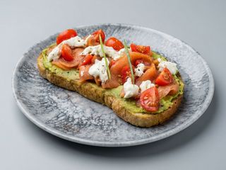 Bruschetta Con Salmón ahumado, aguacate, tomates cherry y stracciatella
