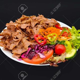 plato kebab ensalada con carne