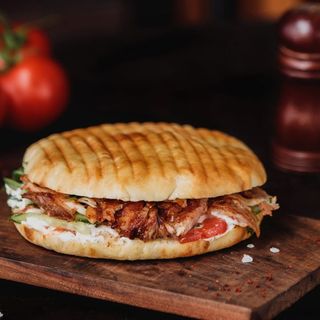 Kebab solo carne con patatas y salsa