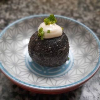 Buñuelo negro de bacalao con alioli (4)