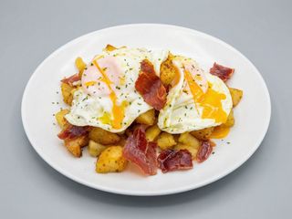 Huevos rotos con jamón