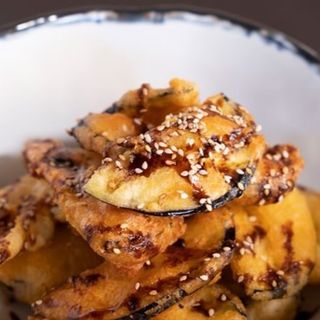 Berenjenas en tempura con queso de rulo de cabra y miel de caña