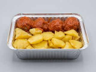 Albóndigas Con Tomate Y Patatas Fritas Caseras