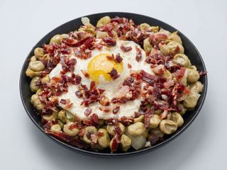 Habitas baby con huevo frito y jamón ibérico de bellota
