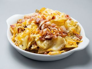 Patatas con quesos y bacon