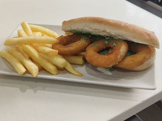 Bocata De Calamares Veganos Con Patatas Fritas