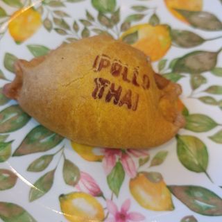 Empanada pollo thai
