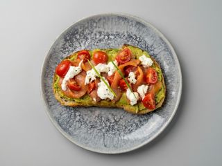 Bruschetta Con Salmón ahumado, aguacate, tomates cherry y stracciatella