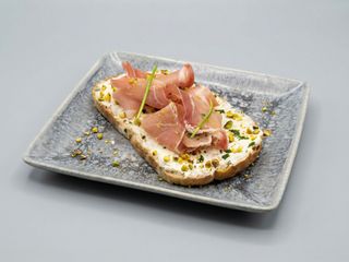 Bruschetta Con jamon Serrano, Queso Crema y Pistachos Picados