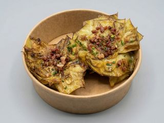 Flores de alcachofas confitadas con virutas de jamón 