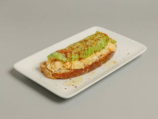 Tostada de huevos revueltos y aguacate