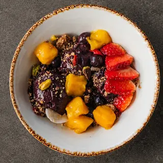 Bowl De Açai, Fruta De Temporada Y Granola Paleo