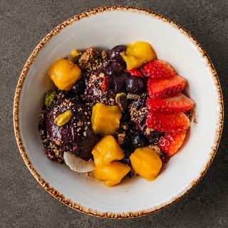 Bowl De Açai, Fruta De Temporada Y Granola Paleo