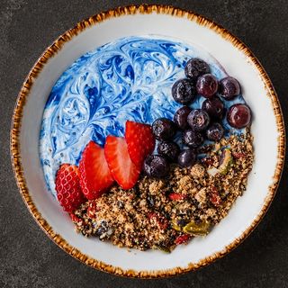 Bowl Azul De Yogur Con Granola Paleo