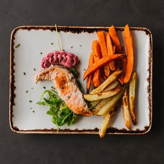 Salmón a  la plancha  con sticks de patata y boniato