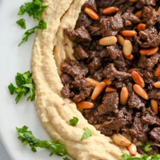 Hummus con awarma y PIÑONES