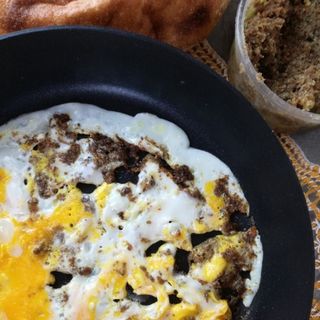 Huevos fritos con sujuk