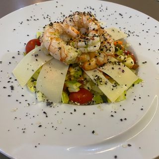 Ensalada de langostinos y parmesano