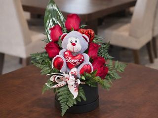 Caja de rosas y peluche