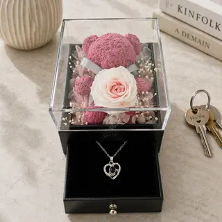 Joyero con rosa rosa preservada y collar